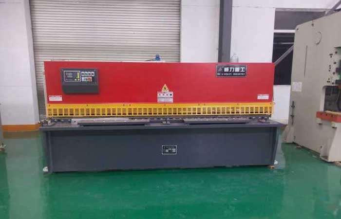 QC11Y-10×32000液壓剪板機，10個厚液壓閘式剪板機